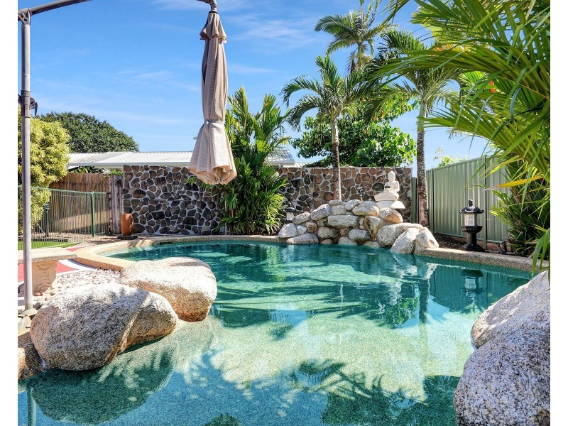 27 Carnation Drive, Mooroobool QLD 4870