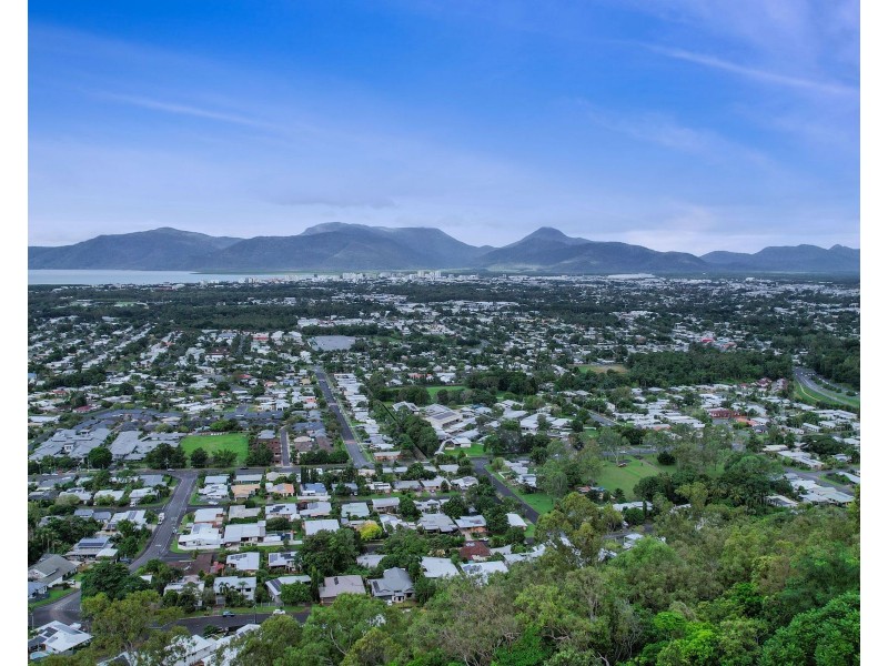 8 The Peak Road, Brinsmead QLD 4870