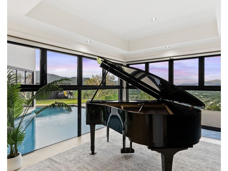 8 The Peak Road, Brinsmead QLD 4870