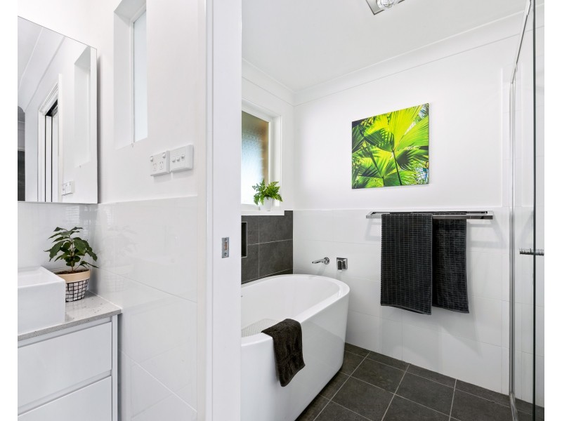 16 Alexander Avenue, Kiama Downs NSW 2533