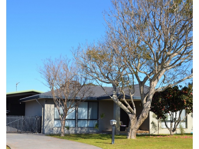 8 Davison Drive, Shoalhaven Heads NSW 2535