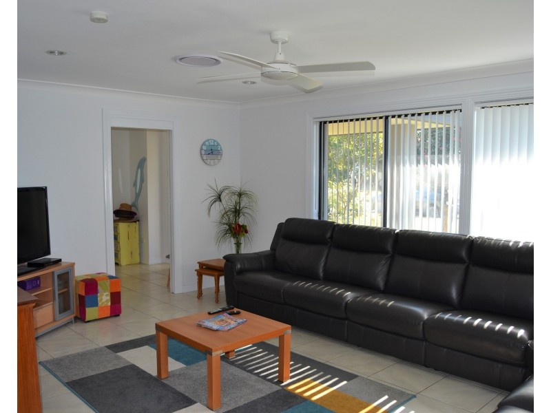8 Davison Drive, Shoalhaven Heads NSW 2535