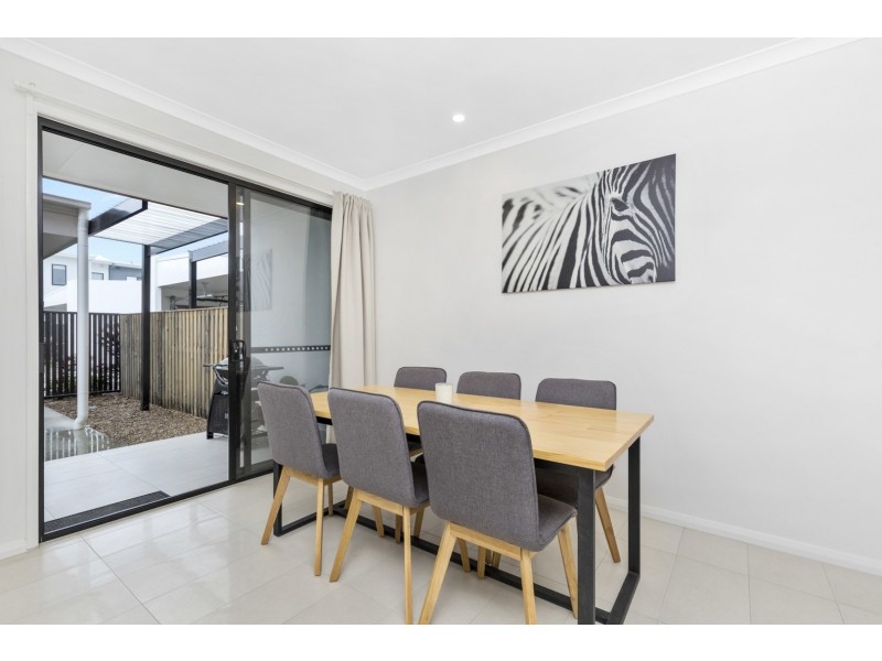 21 Mayfair Lane, Hope Island QLD 4212