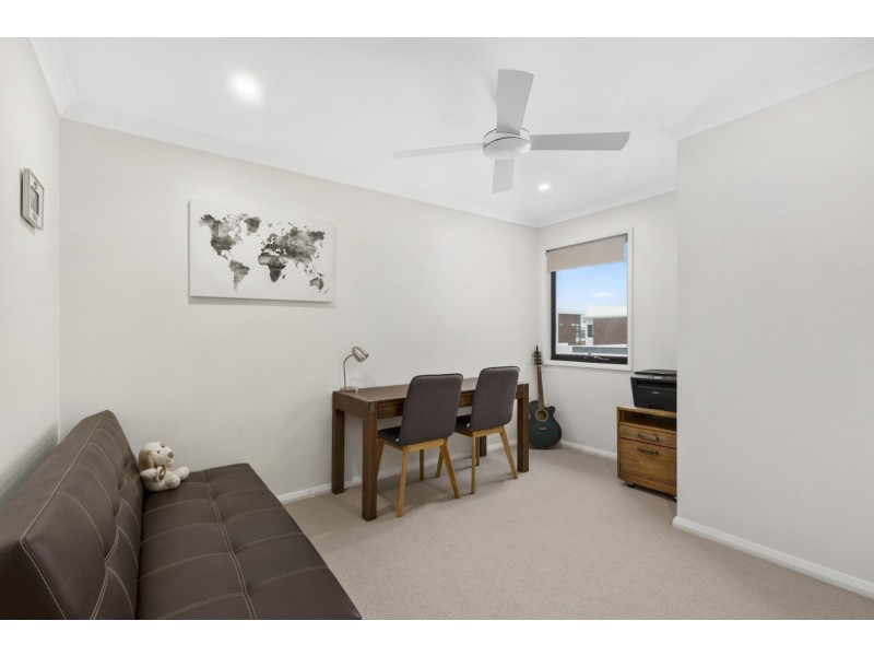 21 Mayfair Lane, Hope Island QLD 4212