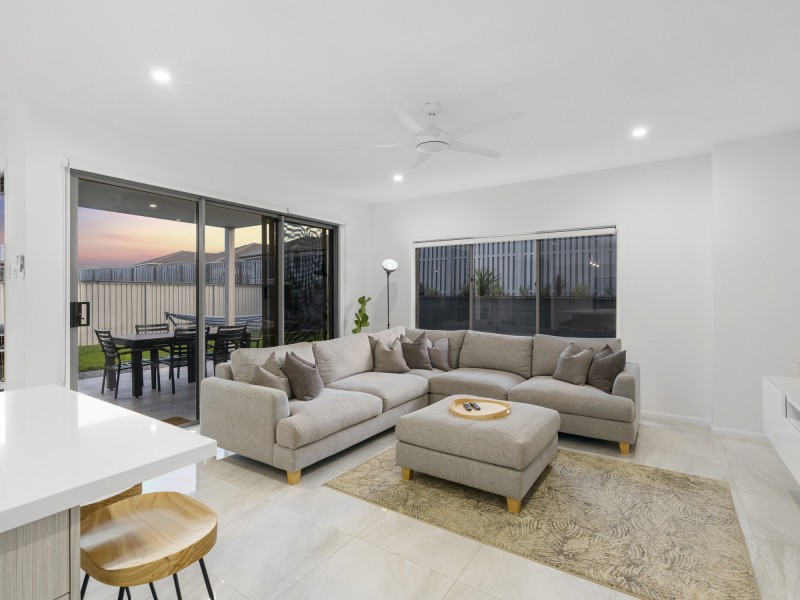 14 Whitsunday Circuit, Pimpama QLD 4209