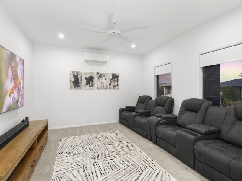 14 Whitsunday Circuit, Pimpama QLD 4209