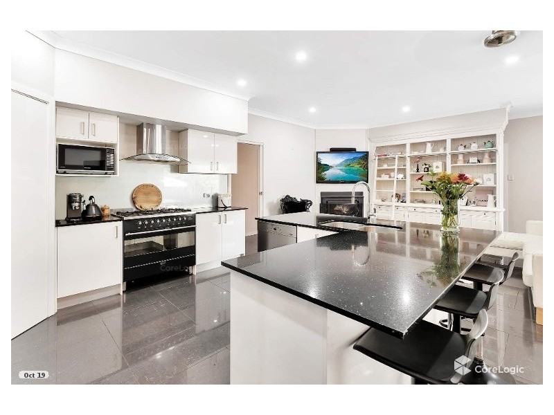 4 Yarra Place, Pacific Pines QLD 4211
