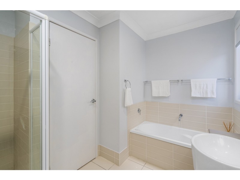 13/2 Jefferson Court, Upper Coomera QLD 4209