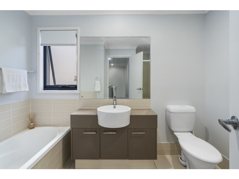 13/2 Jefferson Court, Upper Coomera QLD 4209