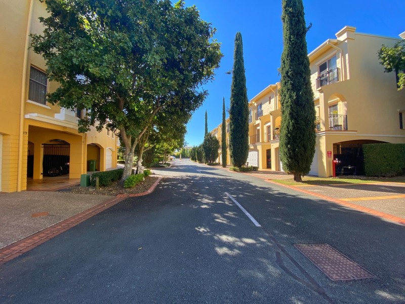 16/14 Pendraat Parade, Hope Island QLD 4212