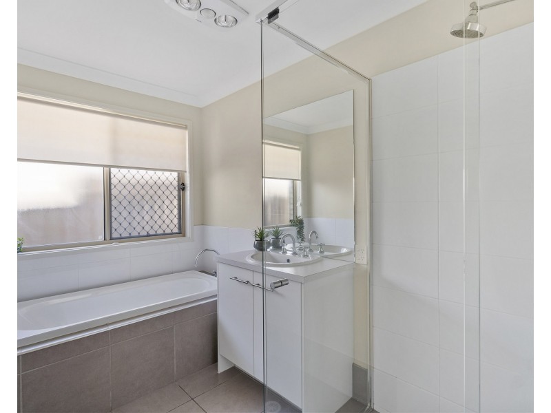11 Ellenborough Avenue, Ormeau Hills QLD 4208