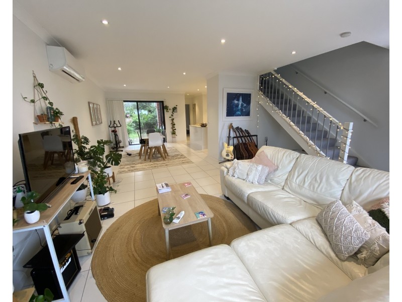 2/33 Pyrite Street, Pimpama QLD 4209