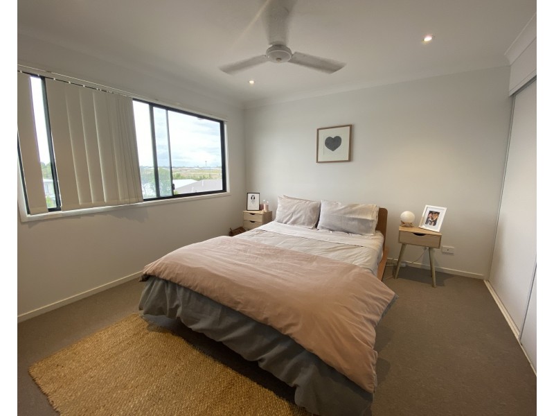 2/33 Pyrite Street, Pimpama QLD 4209