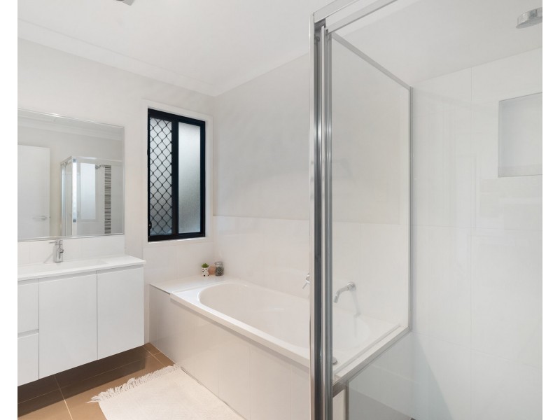 33 Nightshade Crescent, Pimpama QLD 4209
