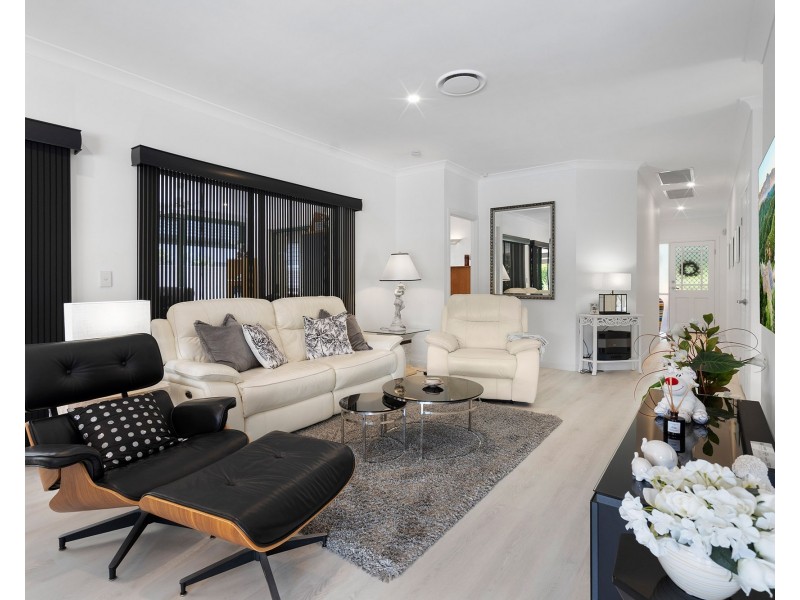 8 Steyning Court, Arundel QLD 4214