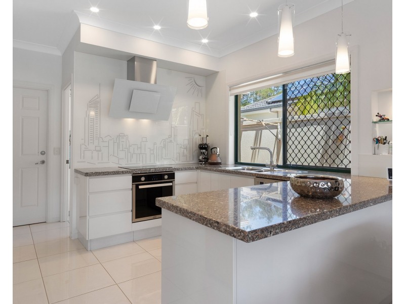 8 Steyning Court, Arundel QLD 4214