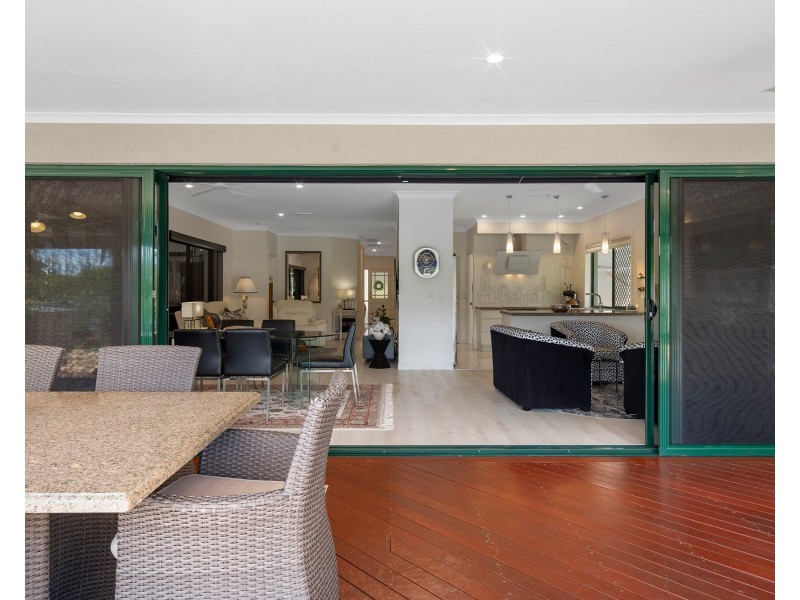 8 Steyning Court, Arundel QLD 4214