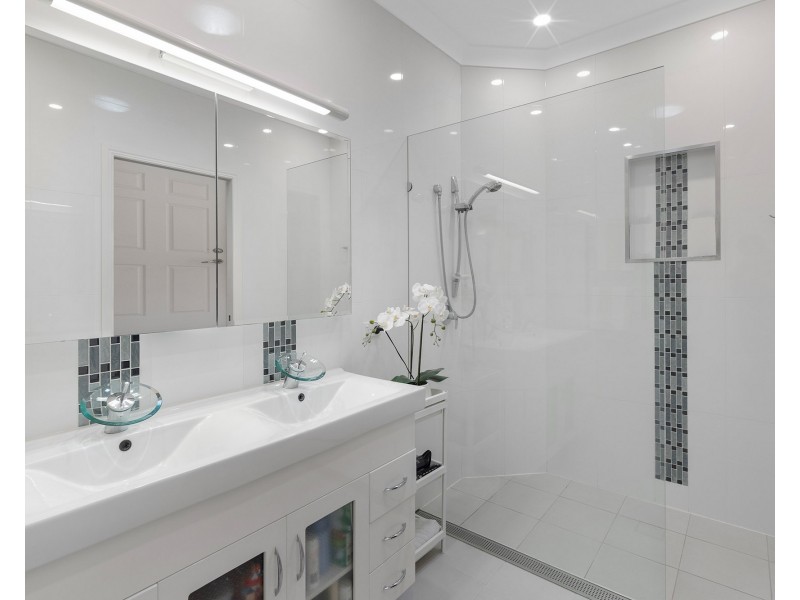 8 Steyning Court, Arundel QLD 4214