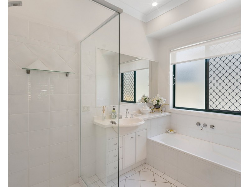 8 Steyning Court, Arundel QLD 4214