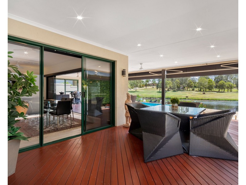 8 Steyning Court, Arundel QLD 4214