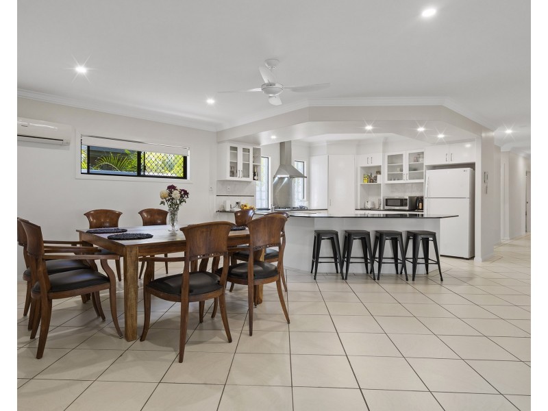 8 Blackfen Court, Arundel QLD 4214