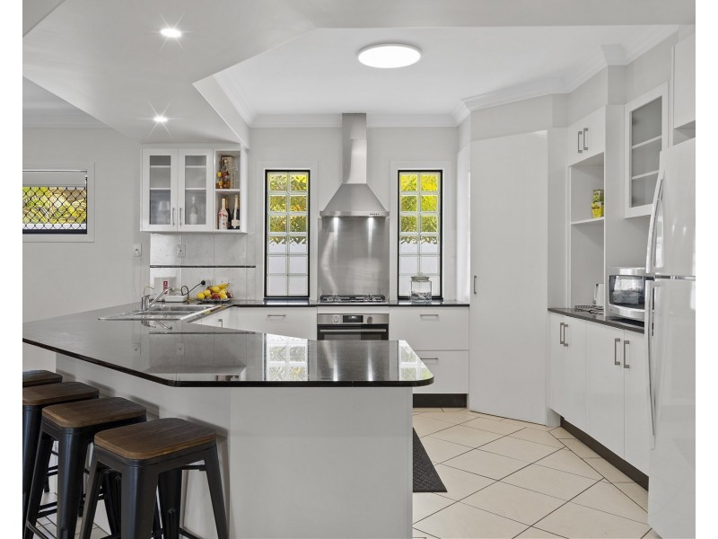 8 Blackfen Court, Arundel QLD 4214