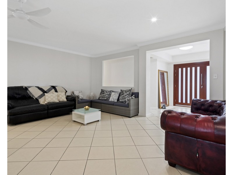 8 Blackfen Court, Arundel QLD 4214