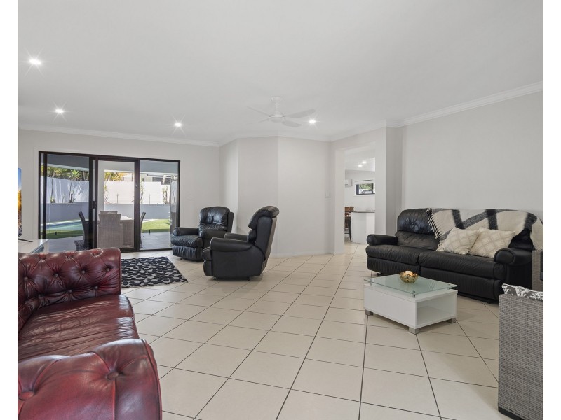8 Blackfen Court, Arundel QLD 4214