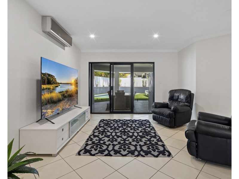 8 Blackfen Court, Arundel QLD 4214