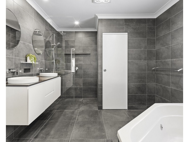 8 Blackfen Court, Arundel QLD 4214