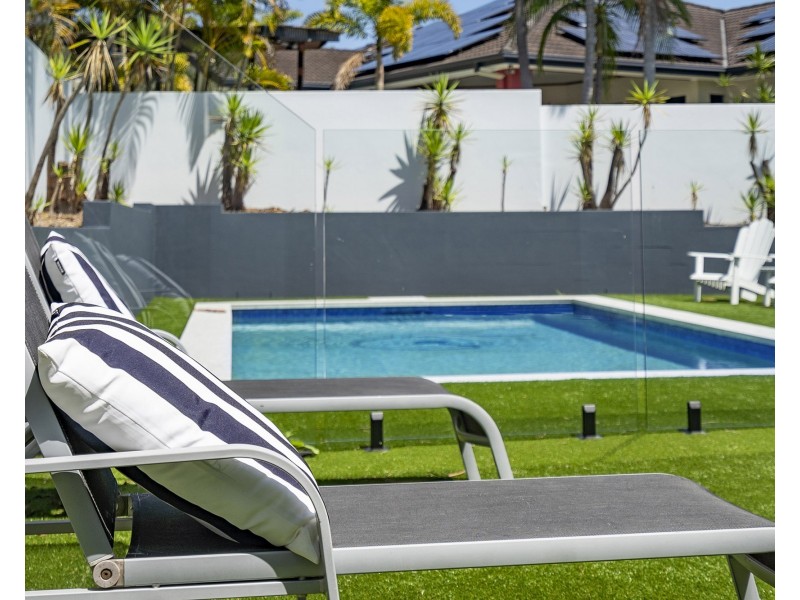 8 Blackfen Court, Arundel QLD 4214