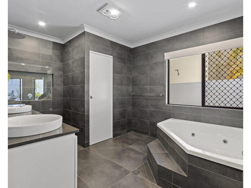 8 Blackfen Court, Arundel QLD 4214