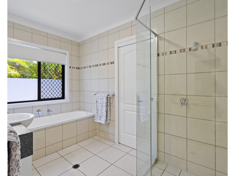 8 Blackfen Court, Arundel QLD 4214