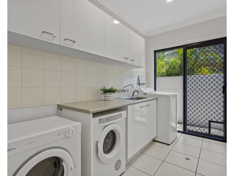 8 Blackfen Court, Arundel QLD 4214