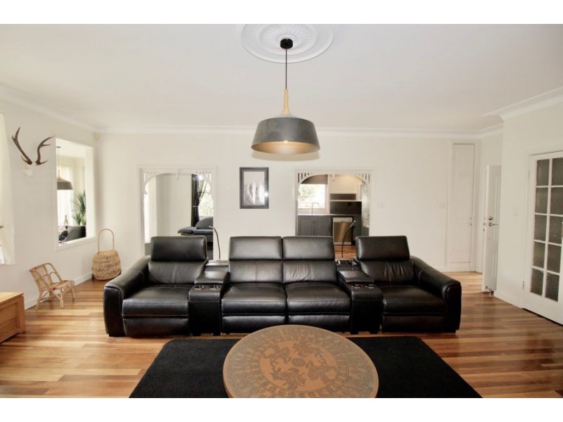 25 Bourke St, Singleton NSW 2330