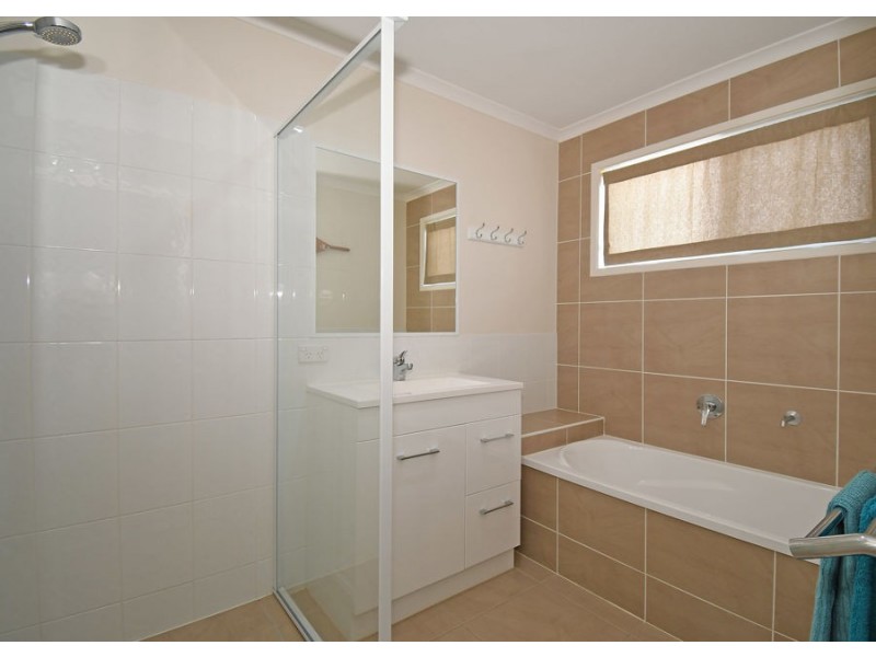 8 Samphire Street, Eli Waters QLD 4655