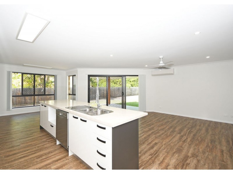 215 Samphire Street, Eli Waters QLD 4655