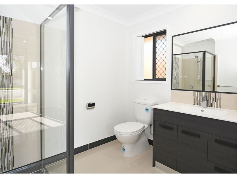 215 Samphire Street, Eli Waters QLD 4655