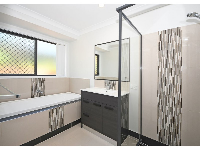 215 Samphire Street, Eli Waters QLD 4655