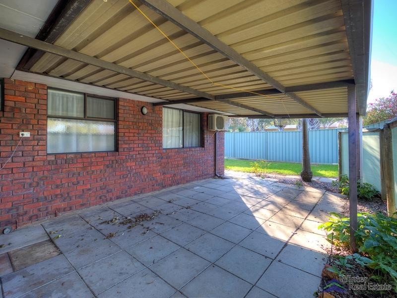 8 Bruce Road, Wattle Grove WA 6107