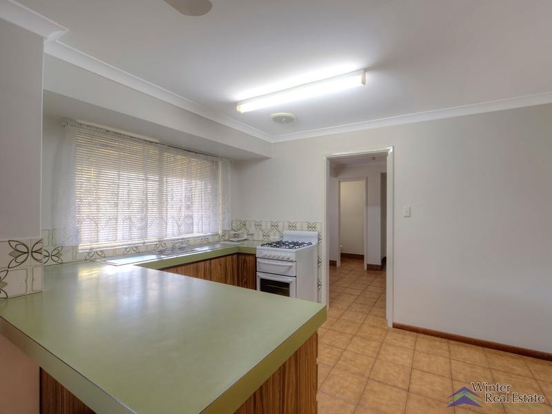 8 Bruce Road, Wattle Grove WA 6107