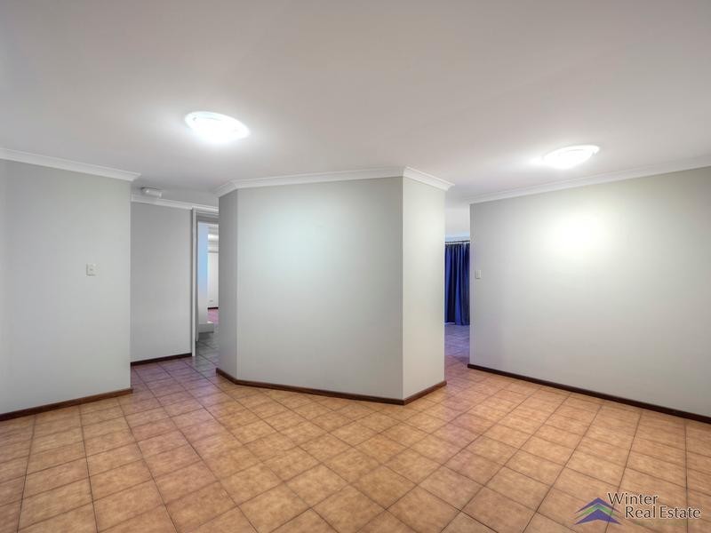 8 Bruce Road, Wattle Grove WA 6107