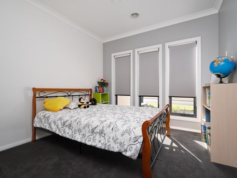 8 Ross Parkway, Gobbagombalin NSW 2650