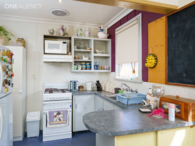 4 Essex Road, Mount Austin NSW 2650