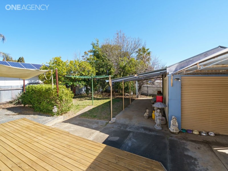 4 Essex Road, Mount Austin NSW 2650