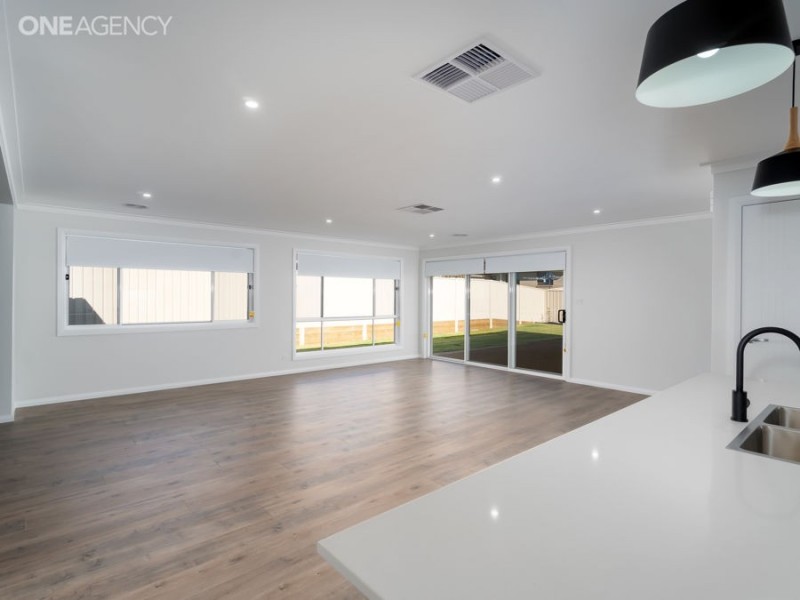 25 Morris Crescent, Gobbagombalin NSW 2650