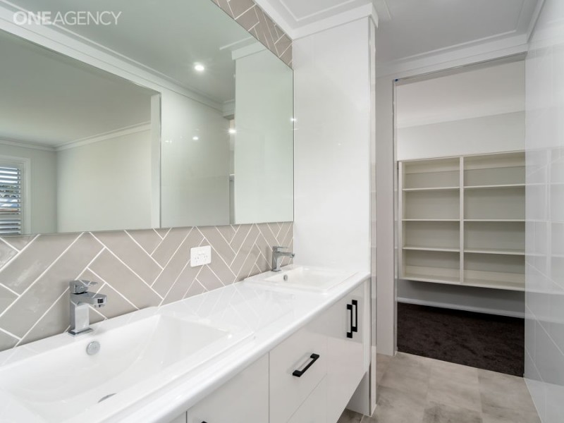 25 Morris Crescent, Gobbagombalin NSW 2650