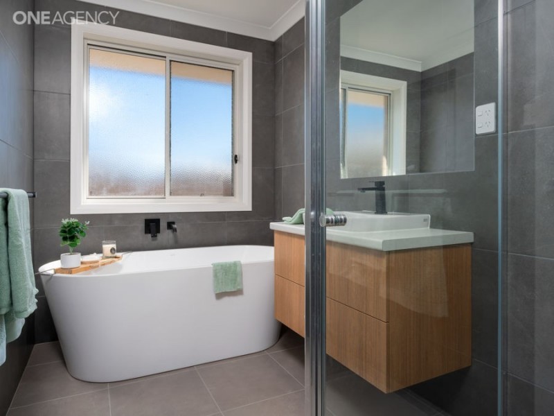 13 Waterhouse Avenue, Lloyd NSW 2650