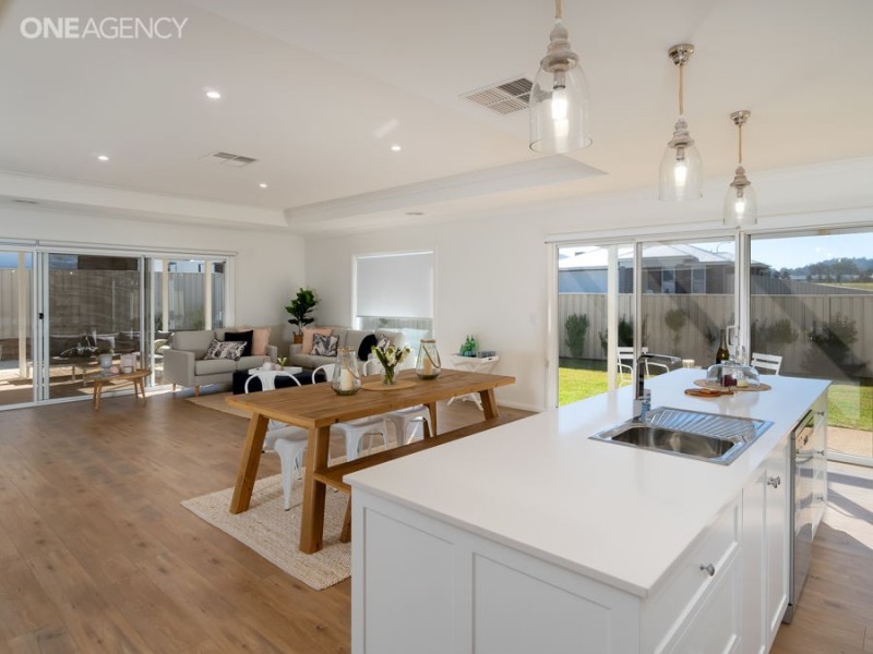 30 Ross Parkway, Gobbagombalin NSW 2650