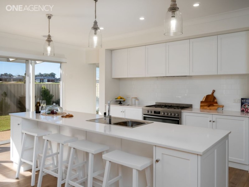 30 Ross Parkway, Gobbagombalin NSW 2650